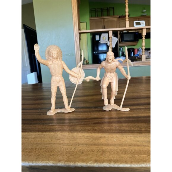 2 Vintage Louis Marx 6" Plastic Indian Warrior Toy Figures - Picture 8 of 8